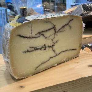 Pecorino met truffel (Moliterno) harde schapenkaas met aderen van truffel.