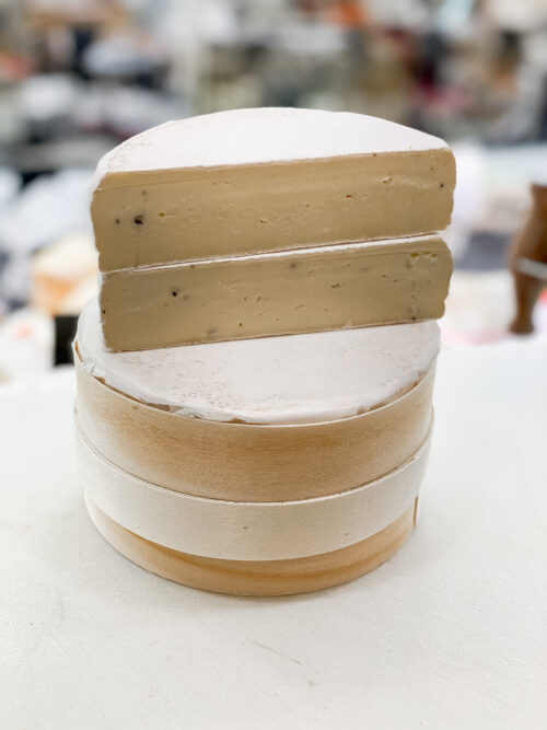 Gavotin a la truffe. Kleine ronde kaas type camembert met truffel erin